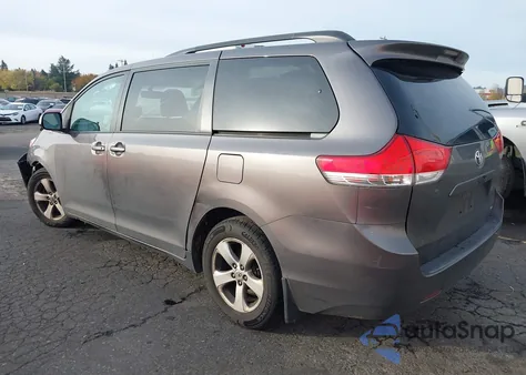 2013 Toyota Sienna Le V6 8 Passenger z USA, uszkodzony, nr VIN 5TDKK3DC9DS375185